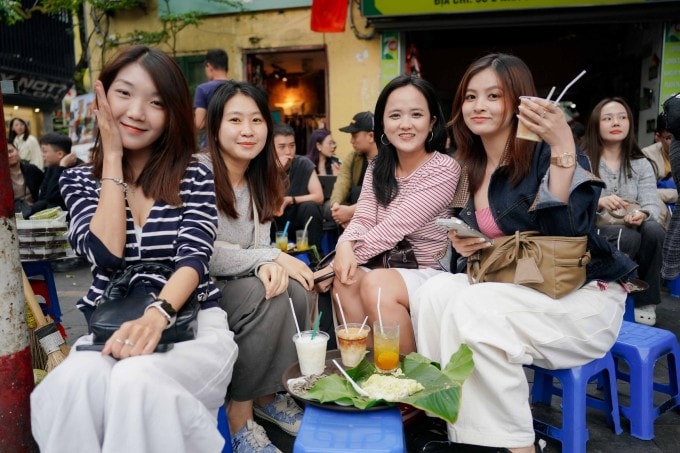 ក្រុមអ្នកទេសចរមួយក្រុមកំពុងថតរូបនៅវិហារហាណូយ ក្នុងខែតុលា។