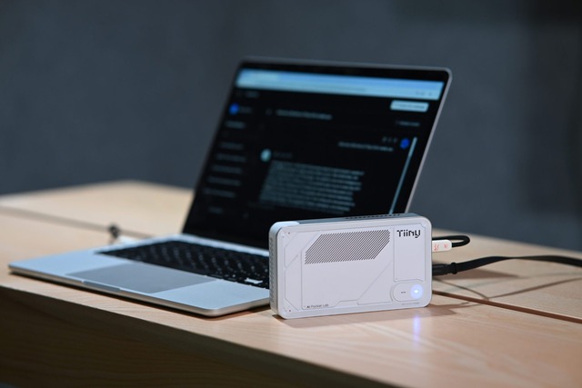 Siêu máy tính AI có kích thước chỉ bằng cục sạc dự phòng - Ảnh 1.