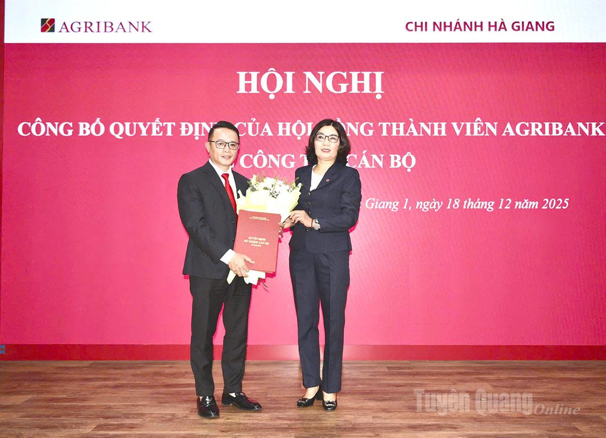 Bestuurslid Tu Thi Kim Thanh van Agribank heeft het benoemingsbesluit overhandigd aan de heer Vu Quoc Phuong, adjunct-directeur van het Agribank-filiaal in Lao Cai, waarbij hij is benoemd tot directeur van het Agribank-filiaal in Ha Giang.