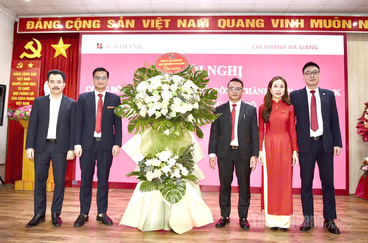De directie van het Agribank-filiaal in Ha Giang heeft bloemen overhandigd om de nieuwe directeur te feliciteren.