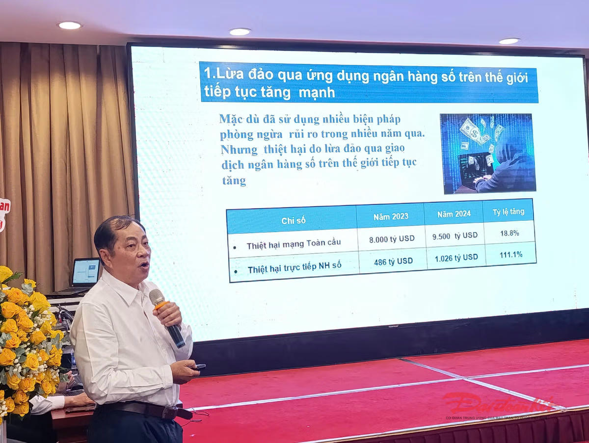 TS Đinh Thế Hiển - Chuyên gia tài chính - Viện Nghiên cứu Tin học và Kinh tế ứng dụng, trình bày tham luận.
