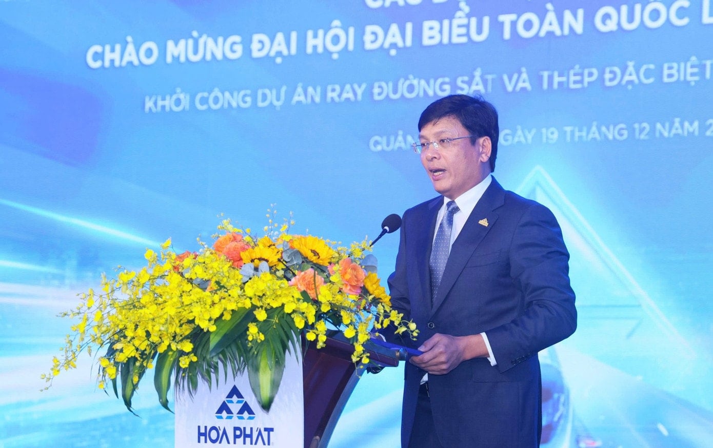 លោក Mai Van Ha នាយកក្រុមហ៊ុន Hoa Phat Dung Quat Special Steel and Ray Joint Stock Company ថ្លែងនៅក្នុងពិធីបើកការដ្ឋានសាងសង់។ Ông Mai Văn Hà phát biểu tại buổi lễ