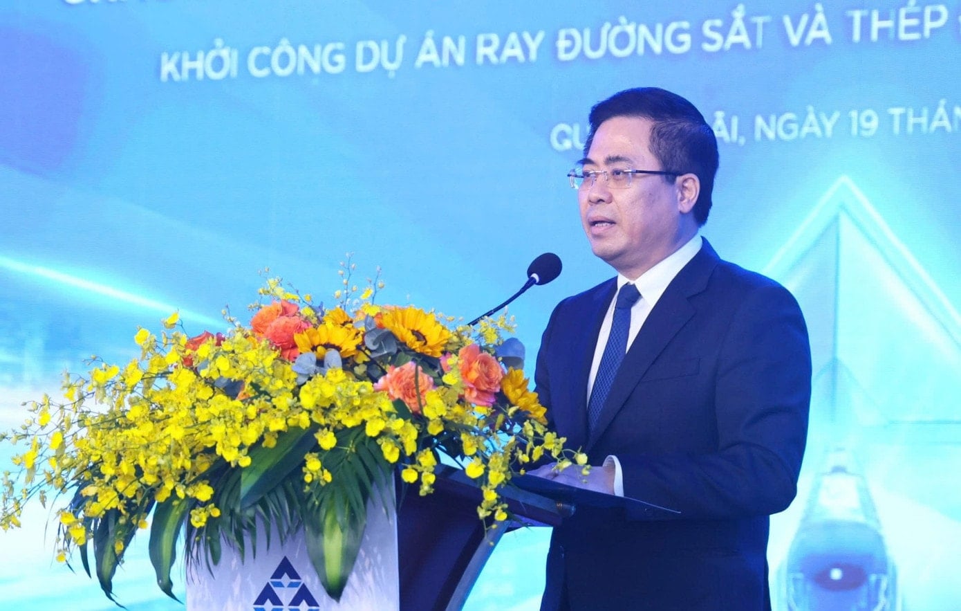 លោក Nguyen Hoang Giang ប្រធានគណៈកម្មាធិការប្រជាជនខេត្ត Quang Ngai បានថ្លែងសុន្ទរកថានៅក្នុងពិធីបើកការដ្ឋានសាងសង់។ Chủ tịch Quảng Ngãi Nguyễn Hoàng Giang phát biểu