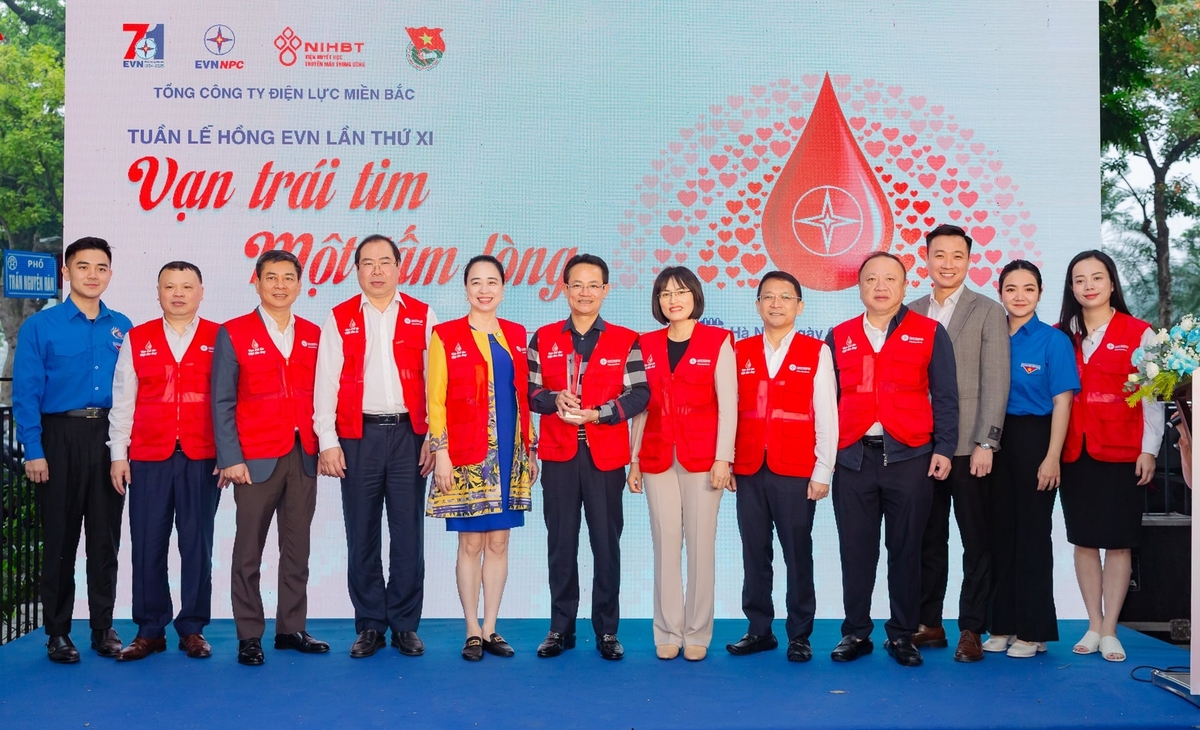 Lãnh đạo EVN và các đơn vị thành viên hưởng ứng Tuần lễ hồng EVN lần thứ XI. Ảnh: EVN.