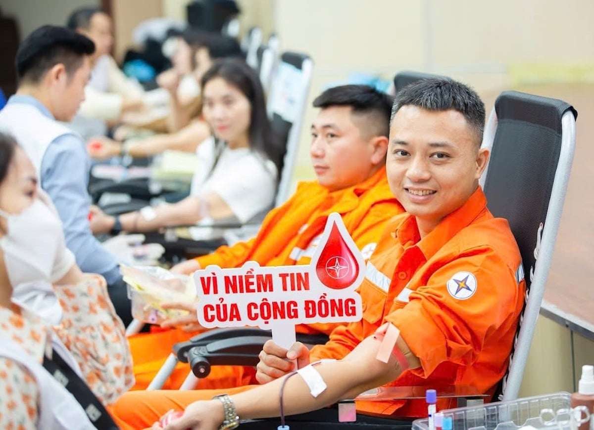 Cán bộ công nhân viên EVN HANOI tham gia hiến máu. Ảnh: EVN.