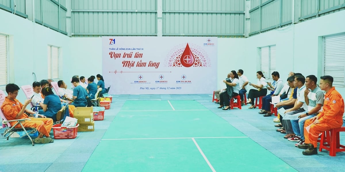 Tình nguyện viên tham gia hiến máu tại Khu Quản lý Vận hành Sửa chữa Nhà máy điện Phú Mỹ. Ảnh: EVNGENCO3.