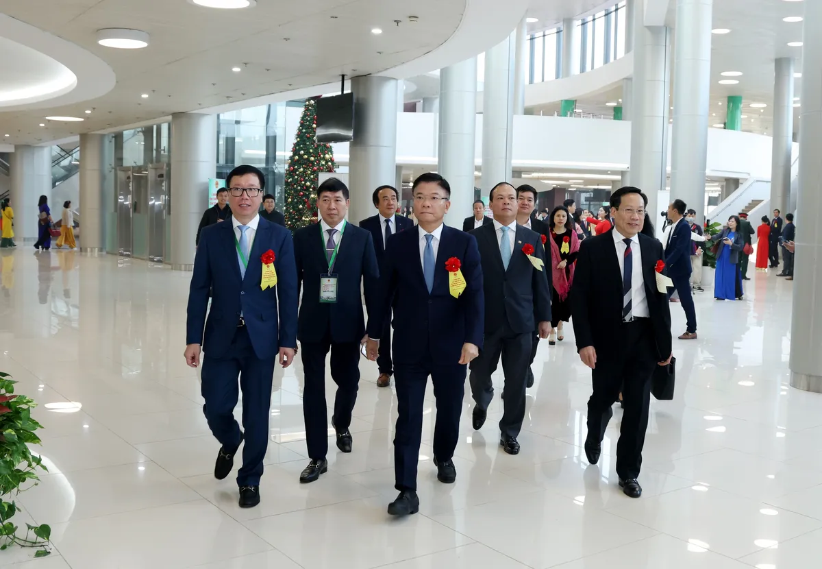 Er werden gelijktijdig 234 projecten en bouwwerken gestart of ingehuldigd, met een totale investering van meer dan 3,4 miljoen VND - Foto 6. 234 dự án, công trình đồng loạt khởi công, khánh thành với tổng đầu tư hơn 3,4 triệu tỷ đồng- Ảnh 6.
