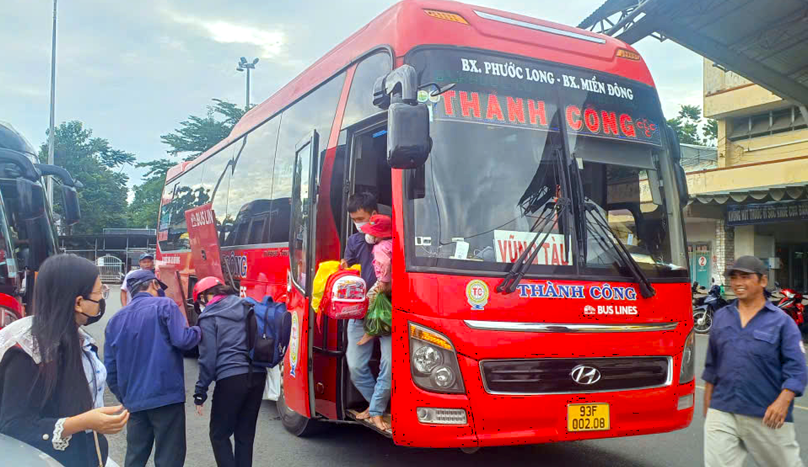 Đông hành khách đi lại tại Bến xe Biên Hòa, tỉnh Đồng Nai. Ảnh: An Nhơn