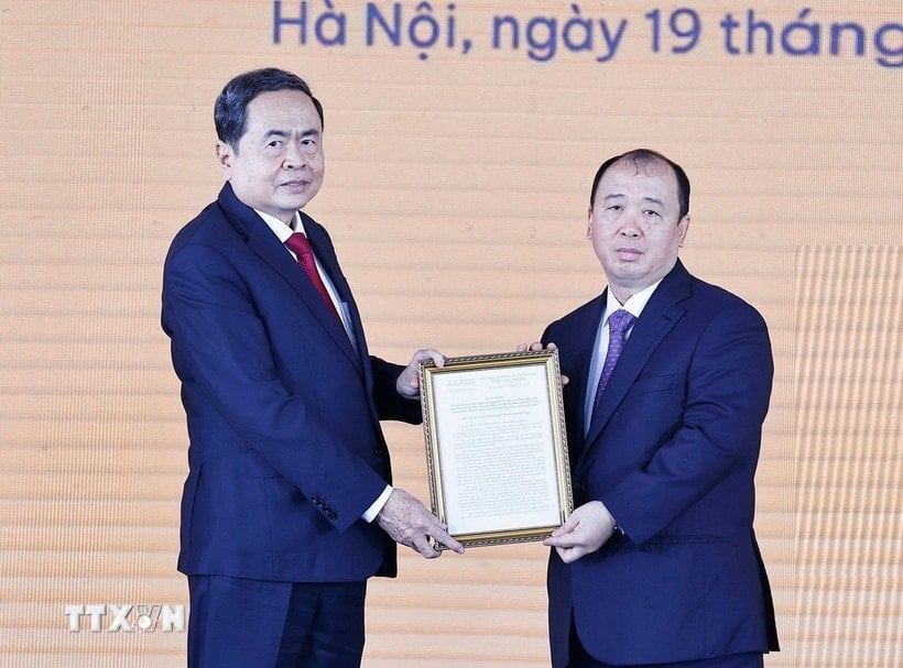 លោក ត្រឹន ថាញ់ ម៉ាន់ ប្រធានរដ្ឋសភា ប្រគល់អាជ្ញាប័ណ្ណវិនិយោគដល់សម្ព័ន្ធវិនិយោគិន រួមមាន ក្រុមហ៊ុន Dai Quang Minh - Van Phu - MIK Group - Thaco - T&T Group - Hoa Phat Group។ (រូបថត៖ ដួន តាន់/VNA)