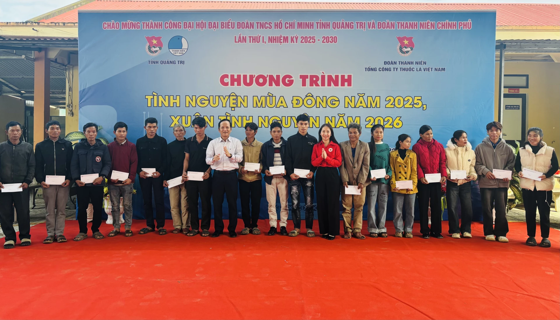 Presenting gifts to disadvantaged families in Kim Ngan commune - Photo: K.H