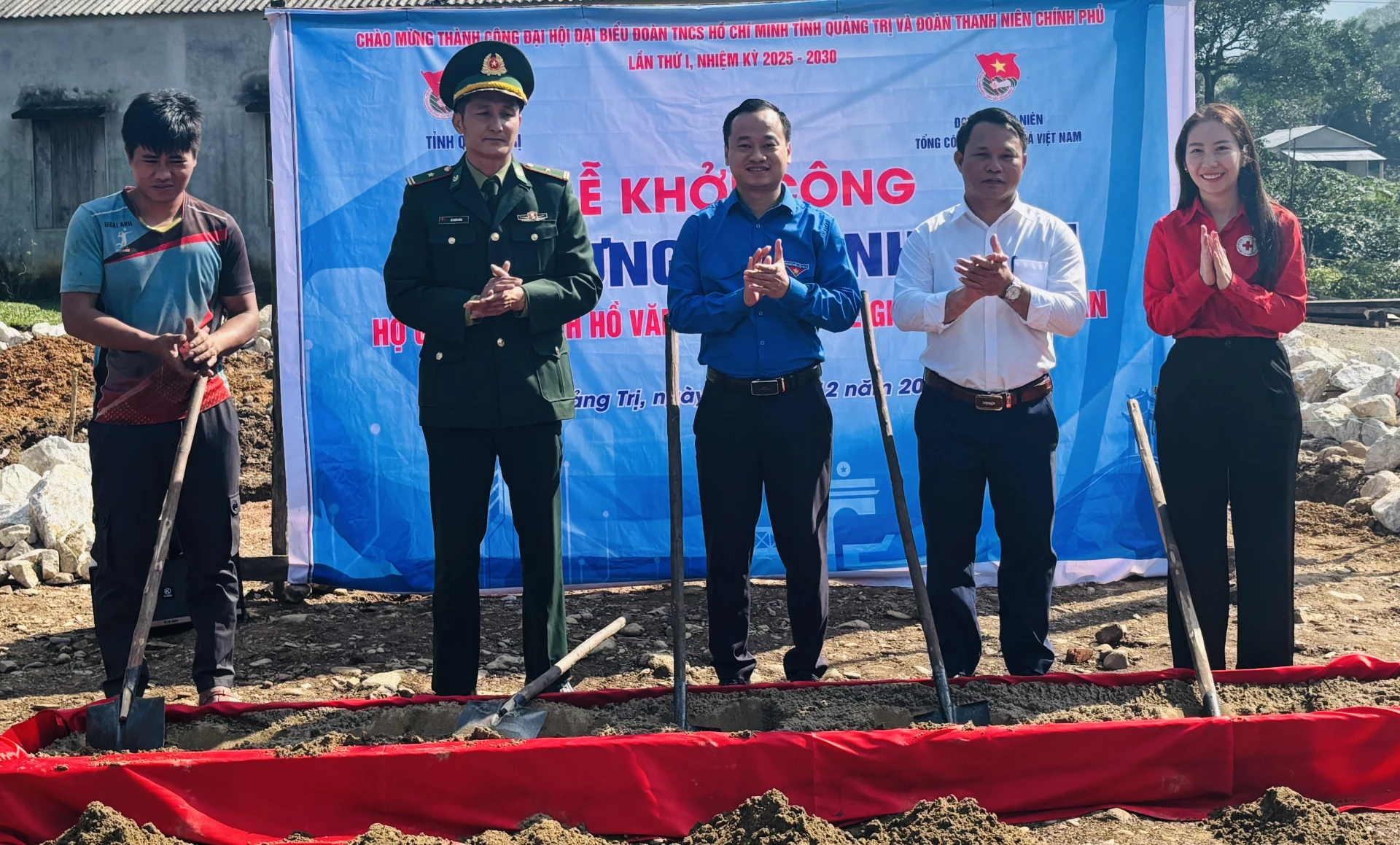 Construction begins on a charitable house for the family of Mr. Ho Van Linh in Khe Giua Village - Photo: K.H