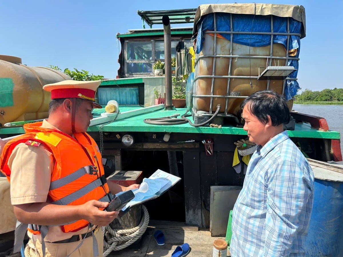 Phòng CSGT Tây Ninh triển khai kiểm soát vi phạm nồng độ cồn trên sông Vàm Cỏ Đông - một trong những nguyên nhân tiềm ẩn tai nạn nghiêm trọng trên sông nước. Ảnh: T.T.
