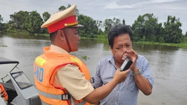 Từ dán decan phản quang trên quốc lộ đến 'thổi cồn' trên sông, những việc làm cụ thể, gần gũi ấy đang góp phần lan tỏa hình ảnh đẹp của lực lượng CSGT Tây Ninh. Ảnh: T.T.