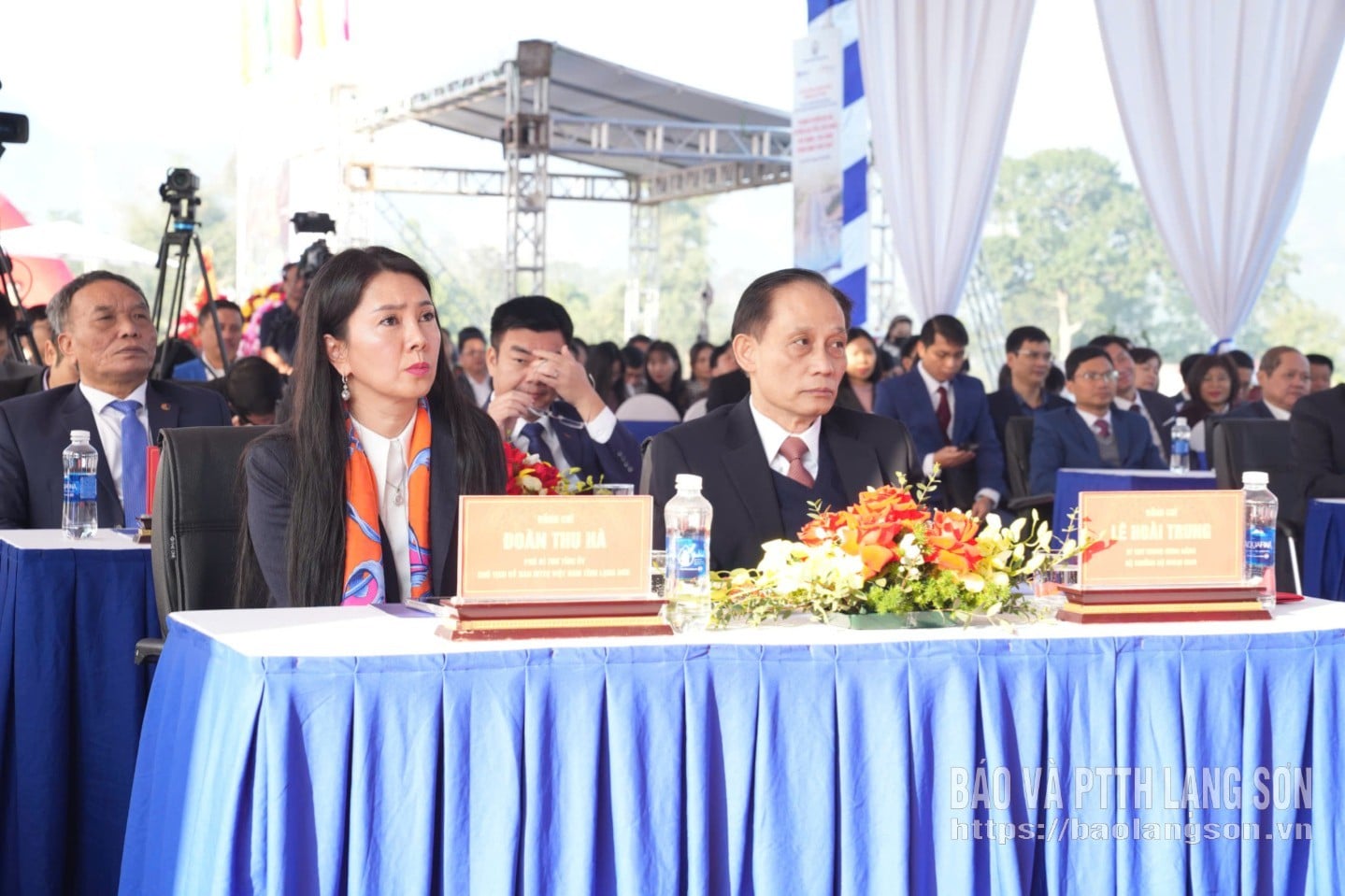 សមមិត្ត ឡេ ហ្វាយ ជុង រដ្ឋមន្ត្រីក្រសួងការបរទេស និងសមមិត្ត ដួន ធូហា អនុលេខានៃគណៈកម្មាធិការបក្សខេត្ត និងជាប្រធានគណៈកម្មាធិការរណសិរ្សមាតុភូមិខេត្ត បានចូលរួមក្នុងពិធីបើកផ្លូវនេះ។