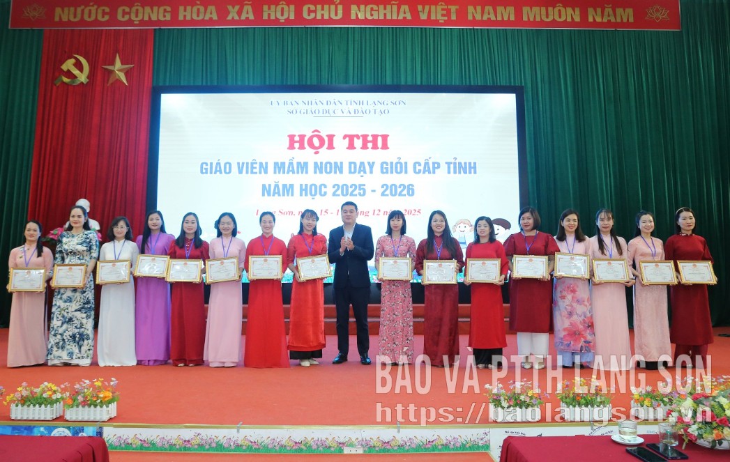 Lãnh đạo Sở Giáo dục và Đào tạo trao giấy khen cho các giáo viên đạt giáo viên mầm non dạy giỏi cấp tỉnh