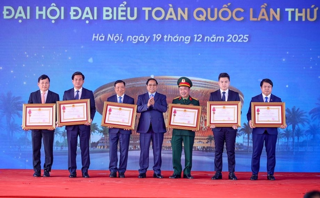 នាយករដ្ឋមន្ត្រីបង្ហាញពី «ចំណុចសំខាន់ៗ» នៃគម្រោងរាប់រយដែលមានទឹកប្រាក់សរុប ៣,៤ ពាន់ពាន់លានដុង - ៣