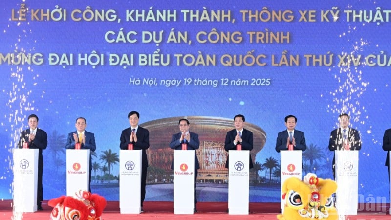 Premiér Pham Minh Chinh a další představitelé provedli slavnostní zahájení výstavby, inauguraci a technické zahájení 234 stavebních projektů. (Foto: TRAN HAI)