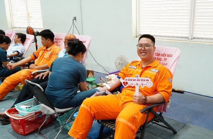 I dipendenti della centrale termoelettrica di Phu My e di altre unità della società partecipano con entusiasmo a questa iniziativa da molti anni. Foto: Centrale termoelettrica di Phu My. CBCNV Công ty Nhiệt điện Phú Mỹ và các đơn vị trong Tổng Công ty hưởng ứng nhiệt tình suốt nhiều năm qua. Ảnh: Nhiệt điện Phú Mỹ.