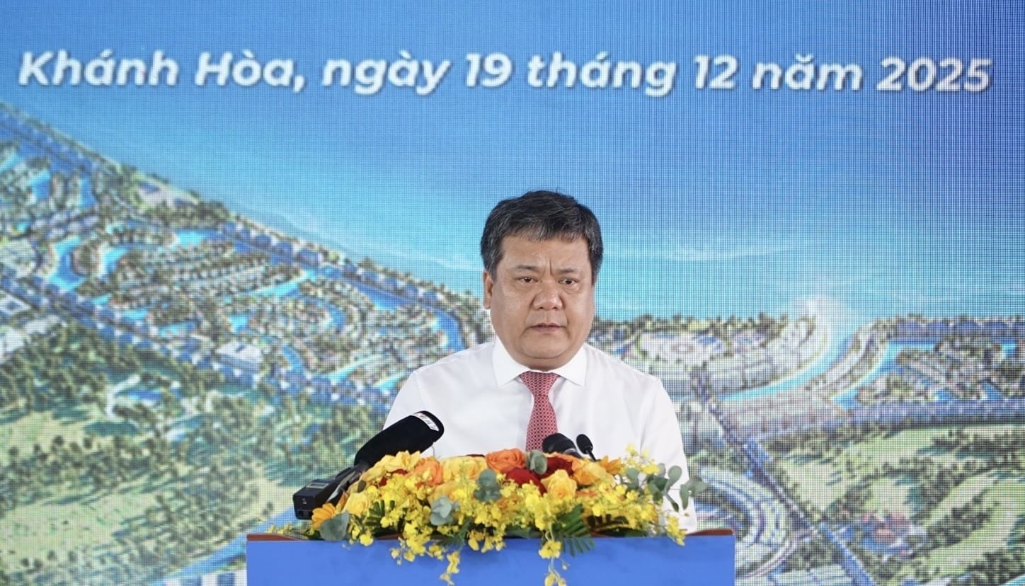 Ông Trần Phong, Chủ tịch UBND tỉnh Khánh Hòa phát biểu tại buổi lễ khởi công khu đô thị ven vịnh Cam Ranh. Ảnh: A Hoàng.