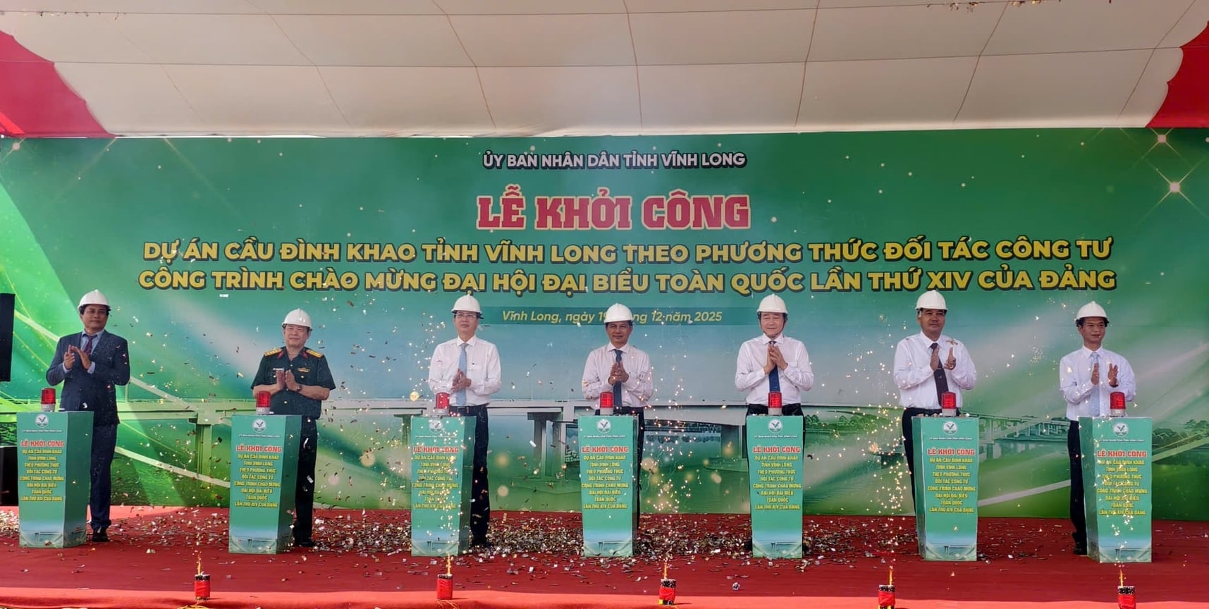 Đại biểu thực hiện nghi thức khởi công dự án. Ảnh: Minh Đảm.
