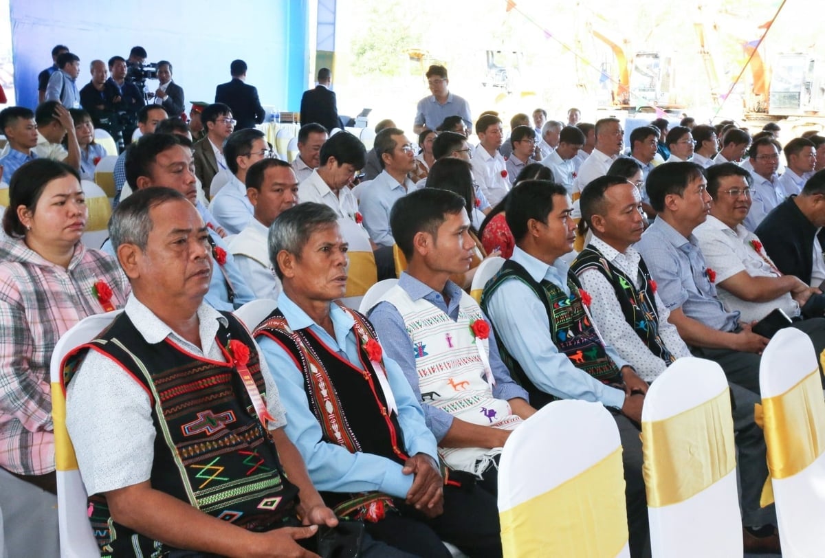 Lễ khởi công thu hút đông đảo người dân có đất trong vùng dự án đến tham dự. Ảnh: PH.