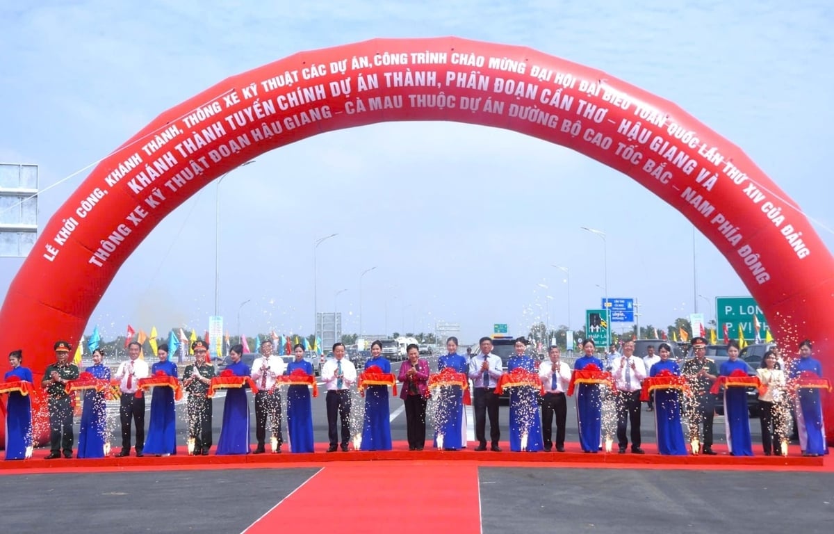 Lãnh đạo, nguyên lãnh đạo Đảng, Nhà nước, bộ ngành trung ương và địa phương cắt băng khánh thành tuyến chính Dự án thành phần Cần Thơ - Hậu Giang và thông xe kỹ thuật đoạn Hậu Giang - Cà Mau thuộc Dự án đường bộ cao tốc Bắc - Nam phía đông. Ảnh: Kim Anh.