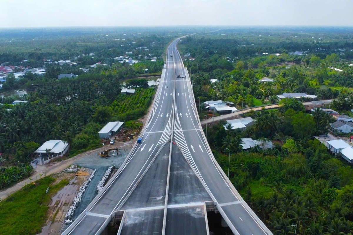 Dự án thành phần Cần Thơ - Hậu Giang đã hoàn thành các hạng mục tuyến chính cao tốc và chính thức đưa vào khai thác vào lúc 9 giờ, ngày 20/12/2025. Ảnh: Kim Anh.