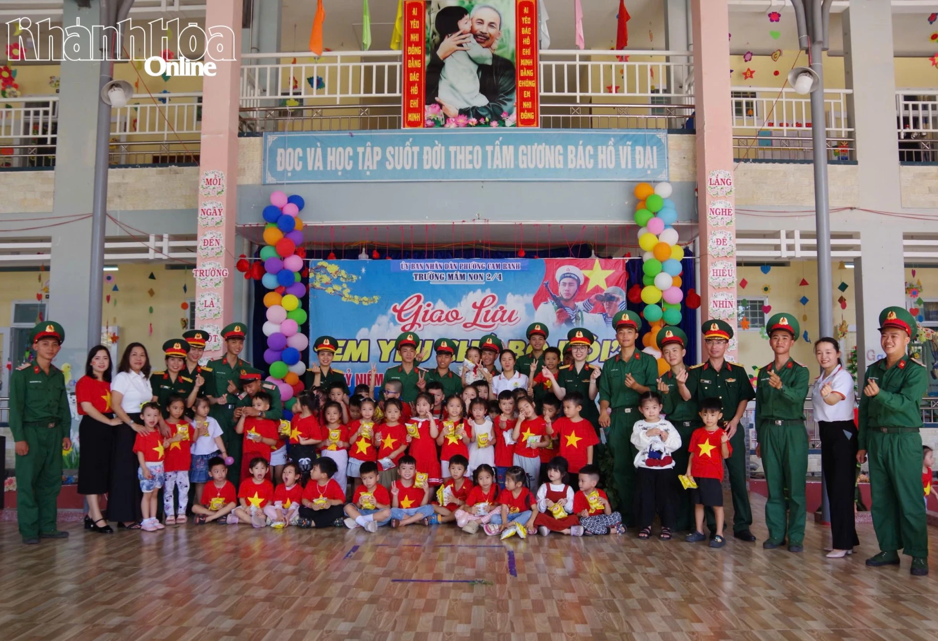 លោកគ្រូ អ្នកគ្រូ សិស្សានុសិស្ស នាយទាហាន និងពលទាហាន បានថតរូបអនុស្សាវរីយ៍នៅក្នុងពិធីនេះ។