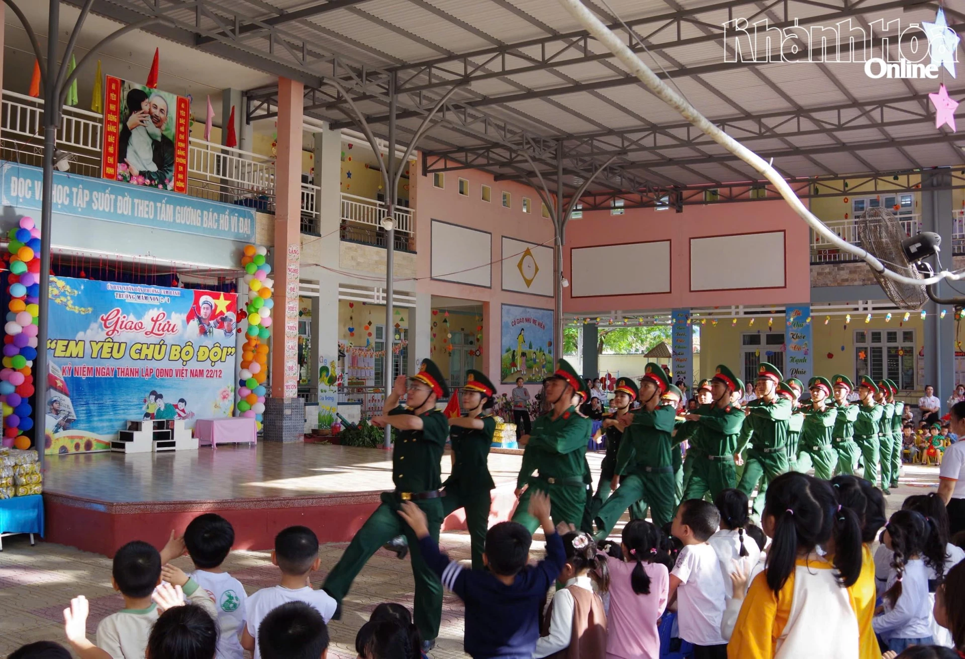 សិស្សានុសិស្សបានទៅទស្សនា និងស្វែងយល់អំពីបទបញ្ជាសមយុទ្ធយោធា។