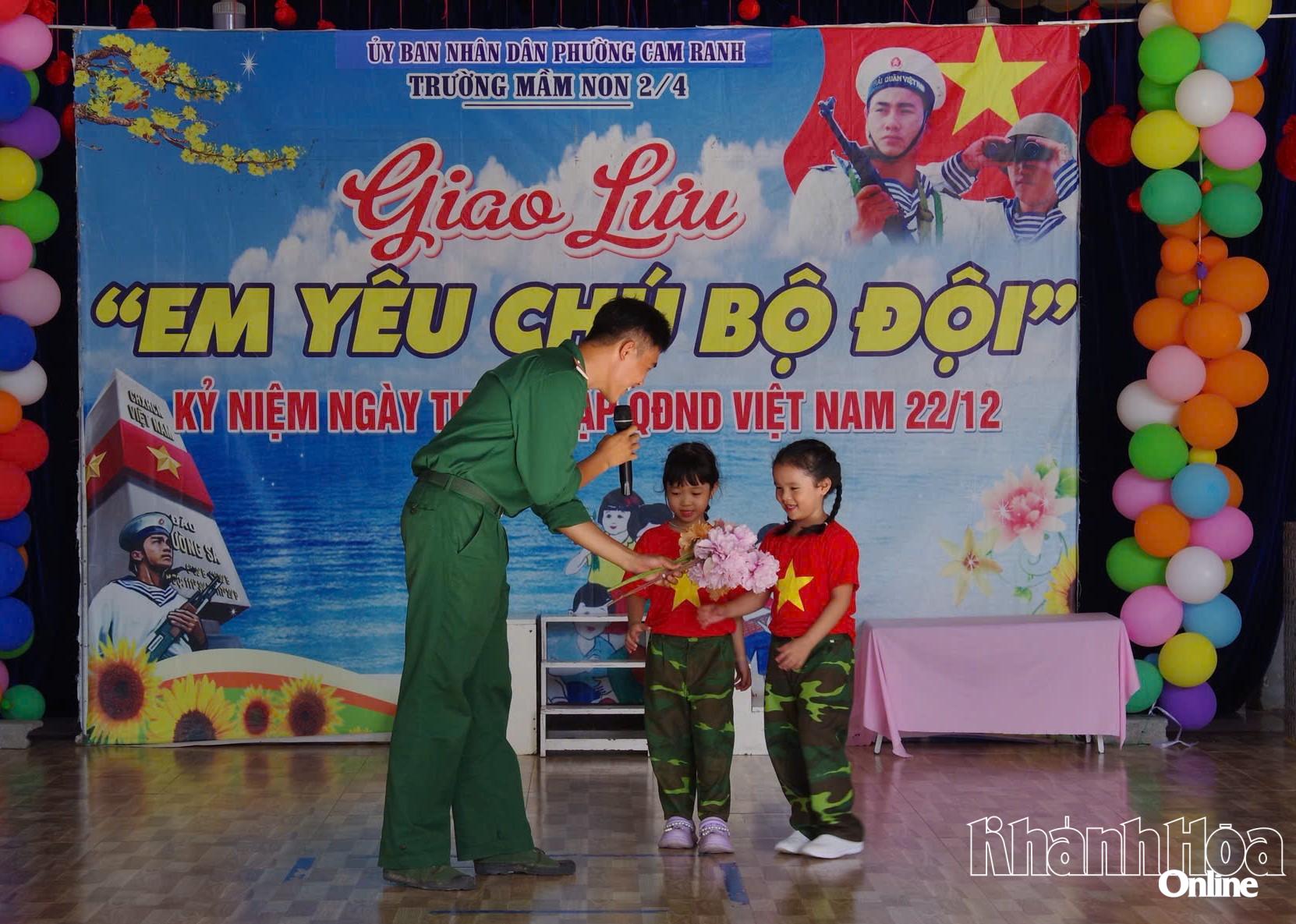នាយទាហាន និងពលទាហាន បានចែកអំណោយដល់កុមារ។