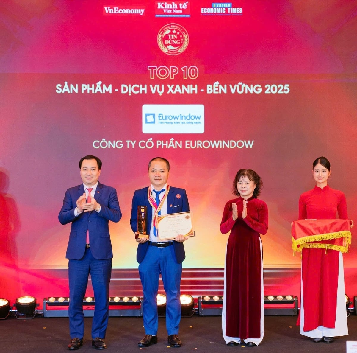 Ông Hoàng Đình Bình – Giám đốc Kinh doanh Eurowindow, đại diện doanh nghiệp nhận vinh danh Top 10 Sản phẩm – Dịch vụ Xanh và Bền vững.
