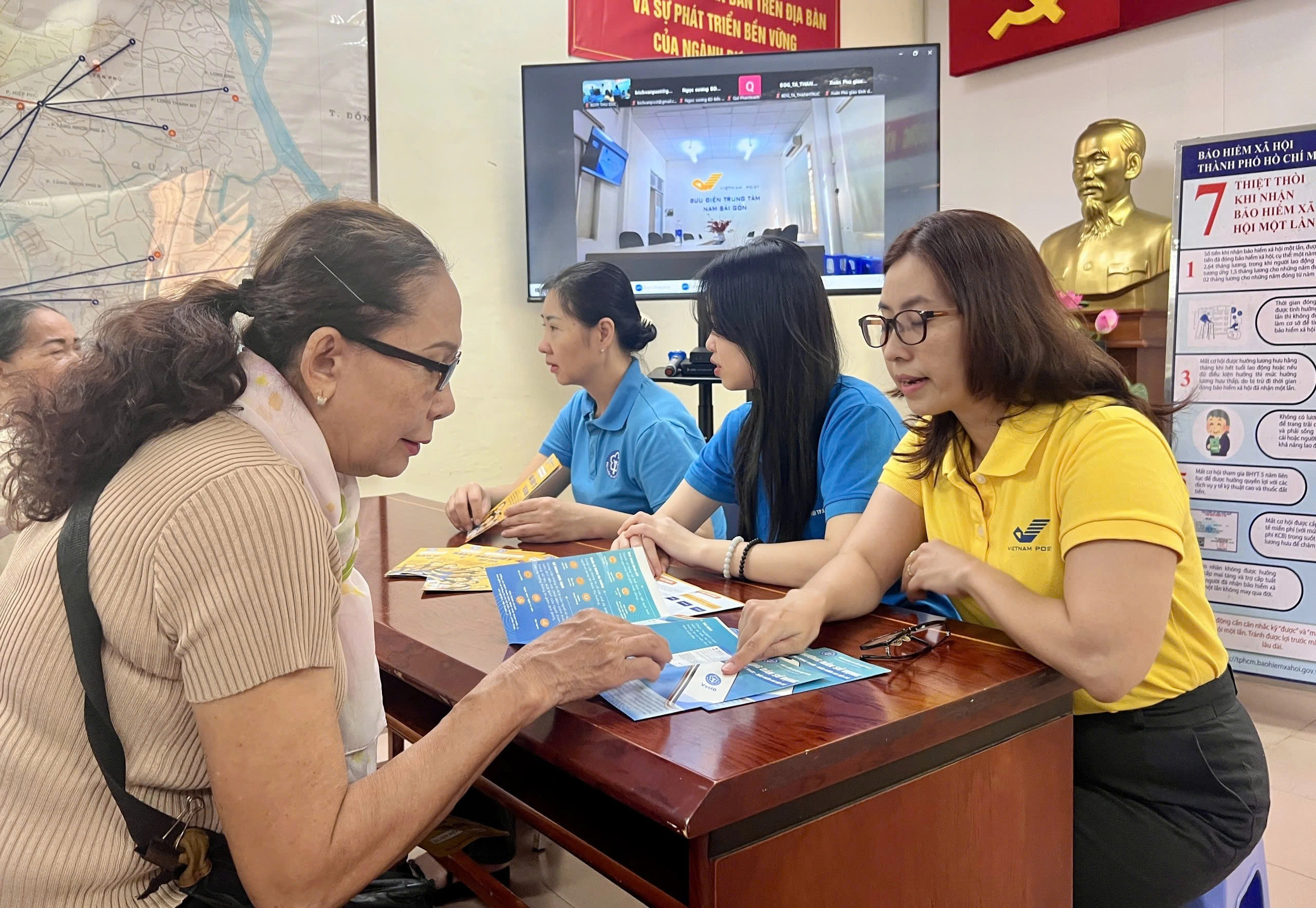 Người cao tuổi TP . HCM cần biết để nhận bảo hiểm y tế miễn phí khi thẻ hết hạn - Ảnh 1.