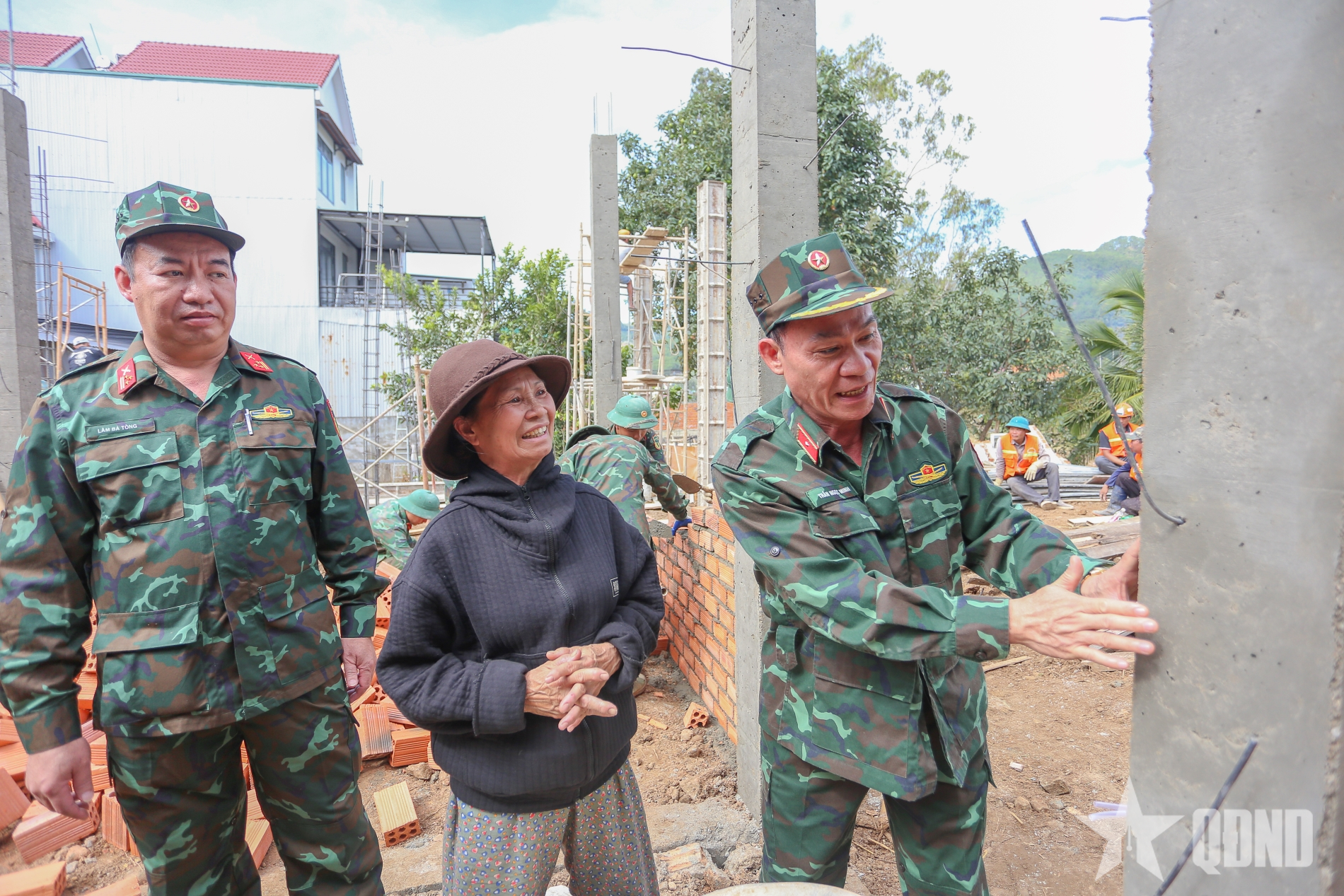 Major General Tran Ngoc Minh, Deputy Commander of Military Region 7, inspects the construction work.