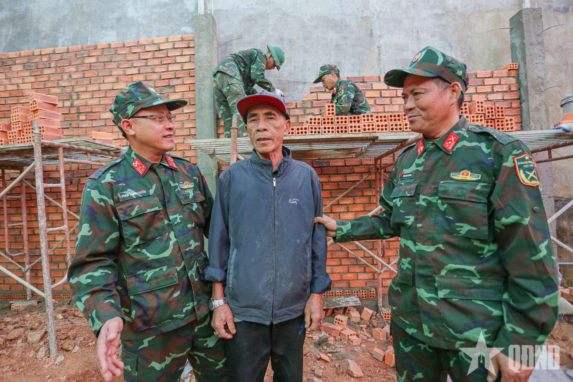 Representatives from Dong Hai Company shared details about the house design for the homeowner.