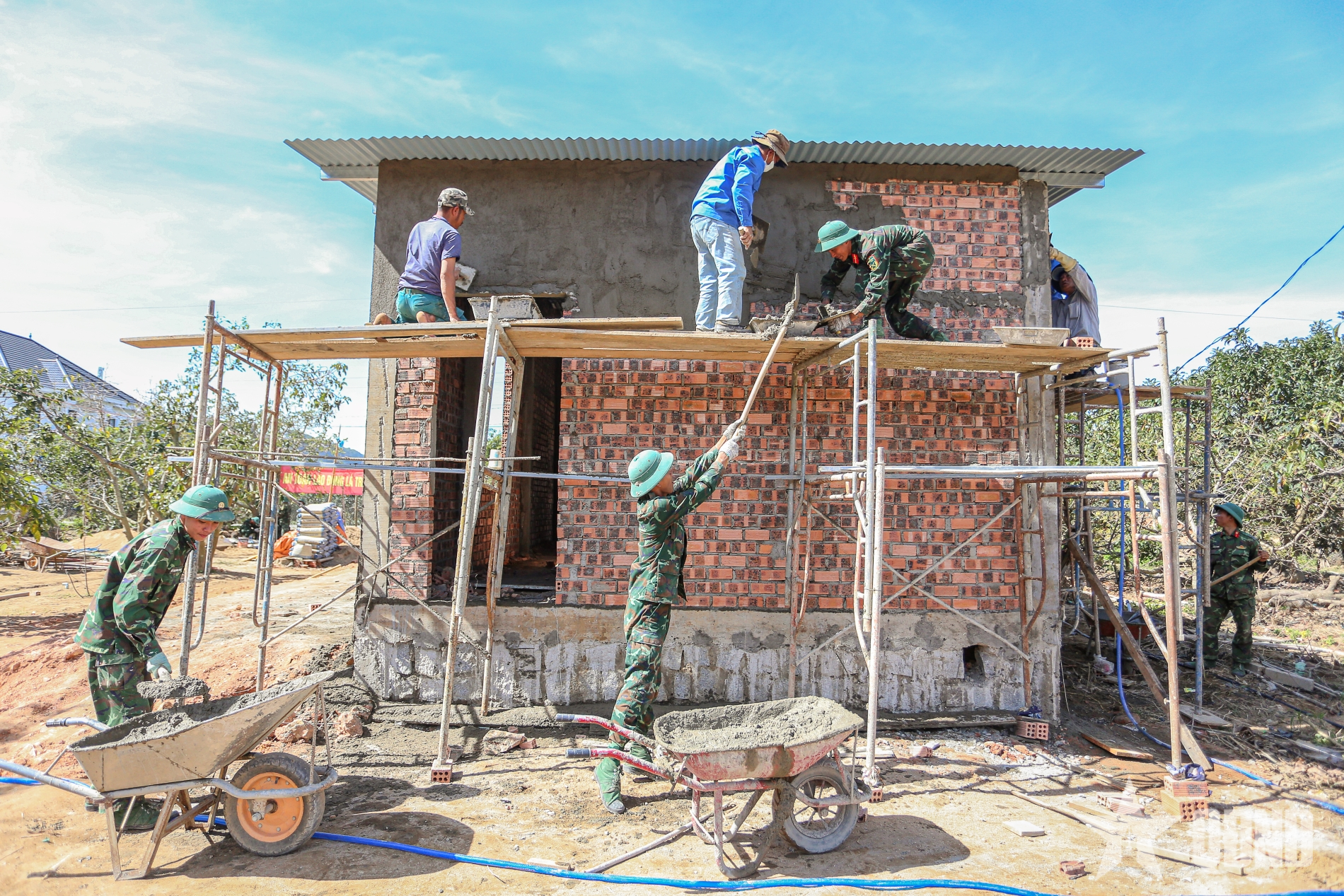 The Southwest Company, in collaboration with the 5th Division, is building houses to help people in D'Ran commune.