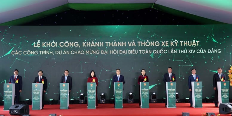 ឧបនាយករដ្ឋមន្ត្រី ឡេ ថាញ់ឡុង និងគណៈប្រតិភូដទៃទៀត បានចុចប៊ូតុងដើម្បីសម្ពោធការសាងសង់អគារទីពីររបស់មន្ទីរពេទ្យបាច់ម៉ៃ និងអគារទីពីររបស់មន្ទីរពេទ្យមិត្តភាពវៀតឌឹក។ រូបថត៖ ឌឹកទួន