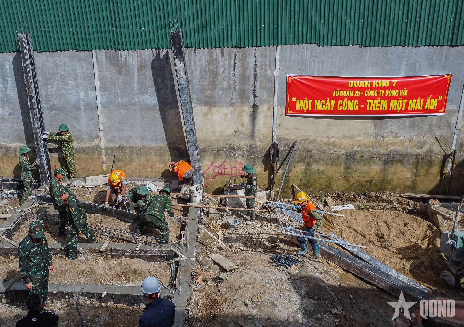 Dong Hai Company, in collaboration with Brigade 25, is building houses to help people affected by floods.
