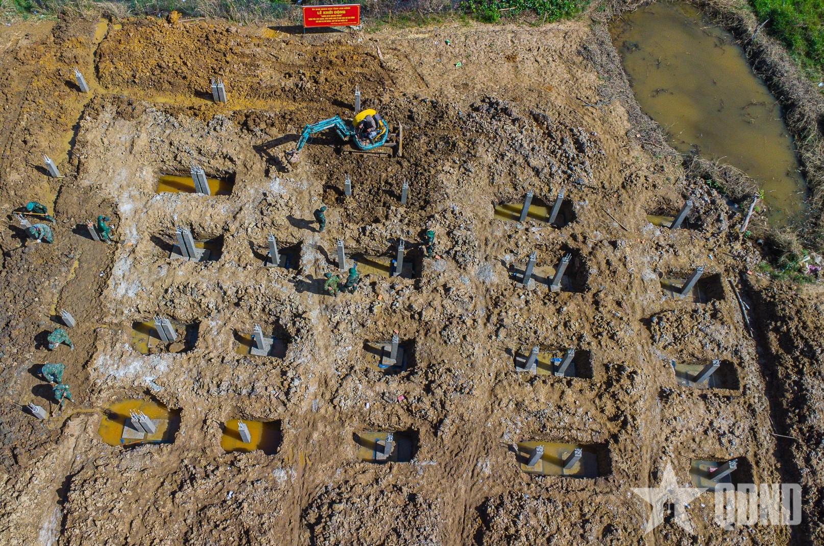 Officers and soldiers of the Lam Dong Provincial Military Command are working swiftly to build houses for local people in time for the Lunar New Year of the Horse 2026.