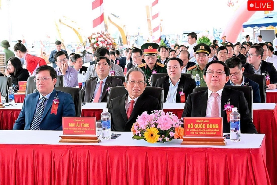 Phó Thủ tướng Chính phủ Hồ Quốc Dũng (ngoài cùng bìa phải) tham dự Lễ khởi công dự án Đầu tư xây dựng đường bộ cao tốc Quy Nhơn-Pleiku, dự án thành phần 1. Ảnh: N.H.