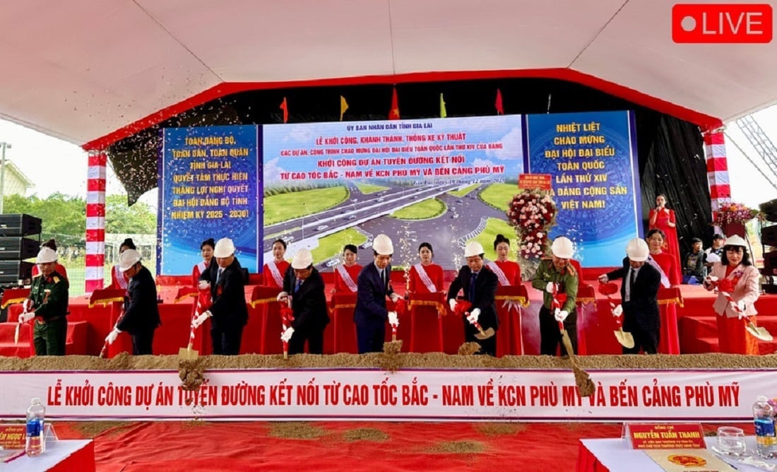 Các đại biểu động thổ khởi công Dự án tuyến đường kết nối từ cao tốc Bắc - Nam về Khu công nghiệp Phù Mỹ và Bến cảng Phù Mỹ. Ảnh: T.K.