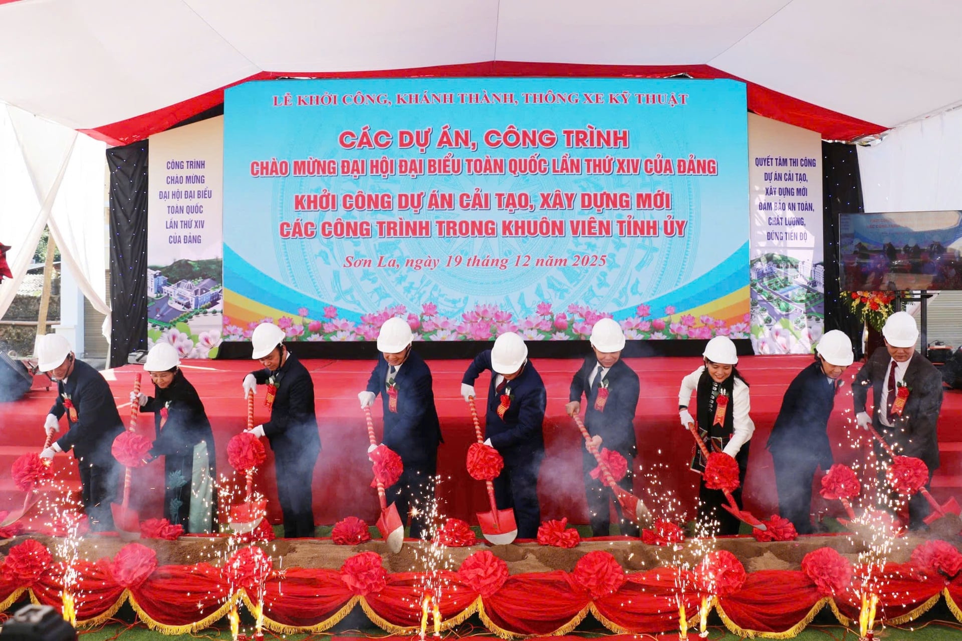Delegados realizam a cerimônia de lançamento da pedra fundamental do projeto de renovação e construção de novos edifícios nas instalações do Comitê Provincial do Partido em Son La. Foto: Van Ngoc. Các đại biểu thực hiện nghi thức khởi công Dự án cải tạo, xây dựng mới các công trình trong khuôn viên Tỉnh ủy Sơn La. Ảnh: Văn Ngọc.