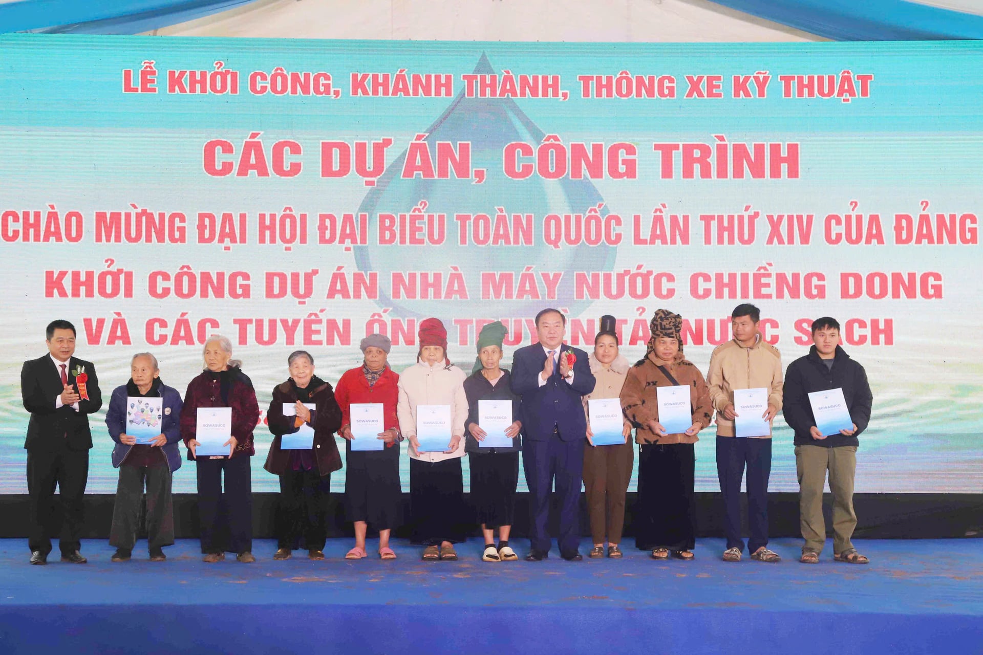 Líderes provinciais e o investidor entregaram presentes a famílias carentes com direito a políticas preferenciais nas comunas de Chiềng Mung e Chiềng Mai. Foto: Nguyễn Nga. Lãnh đạo tỉnh và chủ đầu tư trao quà cho các hộ nghèo, gia đình chính sách trên địa bàn xã Chiềng Mung và Chiềng Mai. Ảnh: Nguyễn Nga.