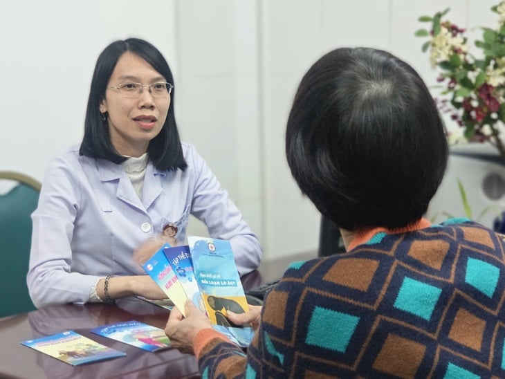 Cách nào 'chữa' tính bỗng dưng cáu gắt, thay tính đổi nết ở người lớn tuổi? - Ảnh 1.