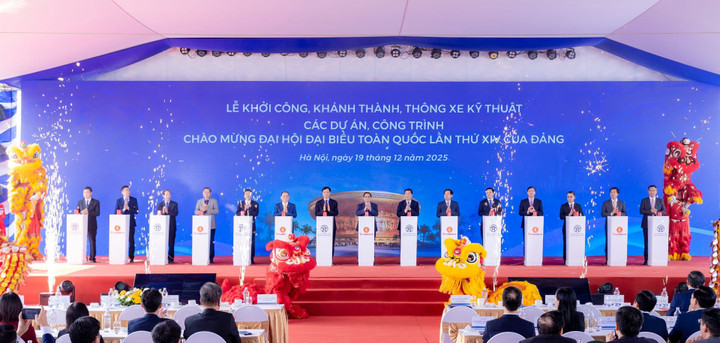 Prim-ministrul Pham Minh Chinh, secretarul Partidului din Hanoi, Nguyen Duy Ngoc, împreună cu lideri din ministerele și agențiile centrale, lideri locali și dl Pham Nhat Vuong - președintele Vingroup, au apăsat butonul pentru lansarea oficială a Proiectului Zonei Urbane Sportive Olimpice.