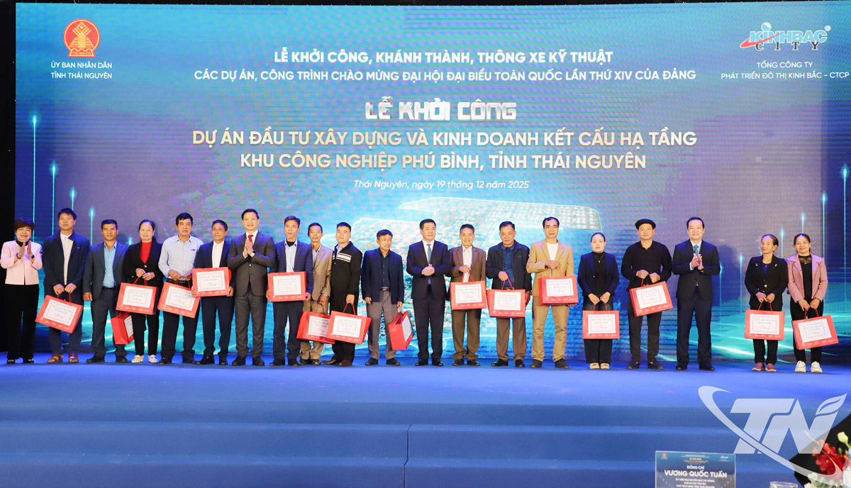 Trao quà của UBND tỉnh cho đại diện nhân dân trên địa bàn 3 xã vùng dự án Phú Bình, Tân Thành, Kha Sơn.