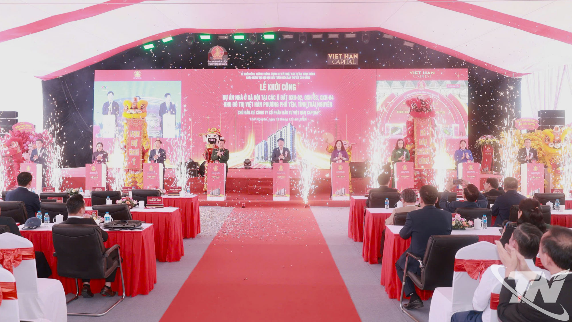 Các đại biểu thực hiện nghi thức khởi công Dự án.