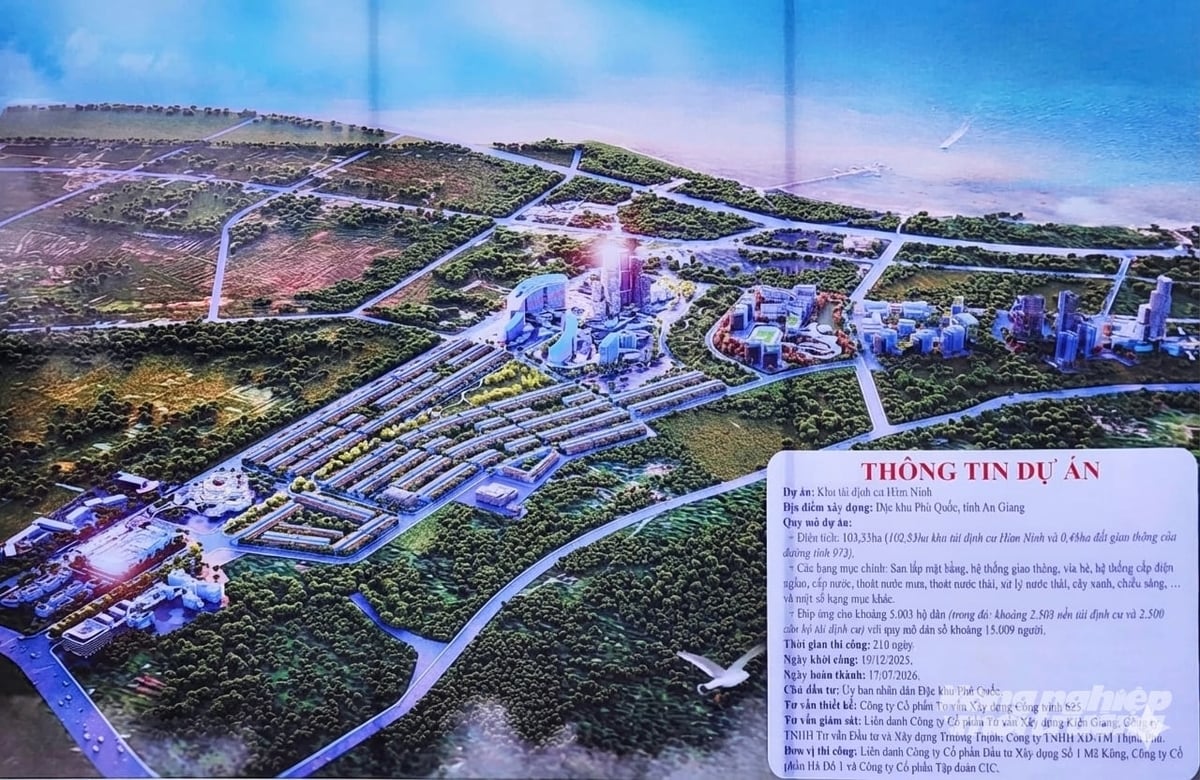តំបន់តាំងទីលំនៅថ្មីនៅហាំនិញ គ្របដណ្តប់លើផ្ទៃដីប្រមាណ ១០៣ ហិកតា ដែលបង្កើតបានជាដីឡូត៍តាំងទីលំនៅថ្មីជាង ២០០០ ឡូត៍ និងដីសម្រាប់សាងសង់អាផាតមិនប្រមាណ ២៥០០ យូនីត។ រូបថត៖ ទ្រុង ចាន់។ Khu tái định cư Hàm Ninh có quy mô khoảng 103 ha, tạo trên 2.000 nền tái định cư và quỹ đất xây dựng khoảng 2.500 căn hộ chung cư. Ảnh: Trung Chánh.