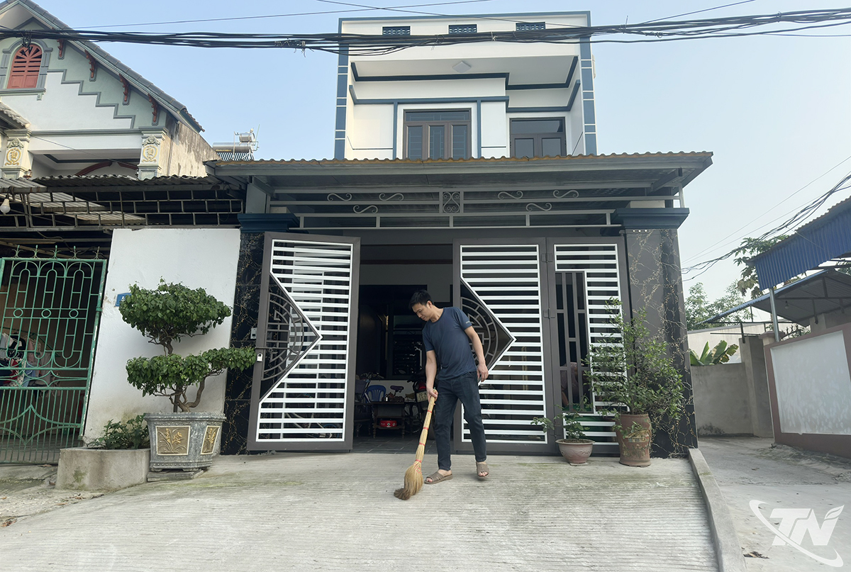 Il signor Tran Van Tien, residente nel quartiere di Song Cong, è un operaio della No. 1 Machinery Parts Joint Stock Company e ha ottenuto un prestito dal programma di edilizia sociale della Social Policy Bank.