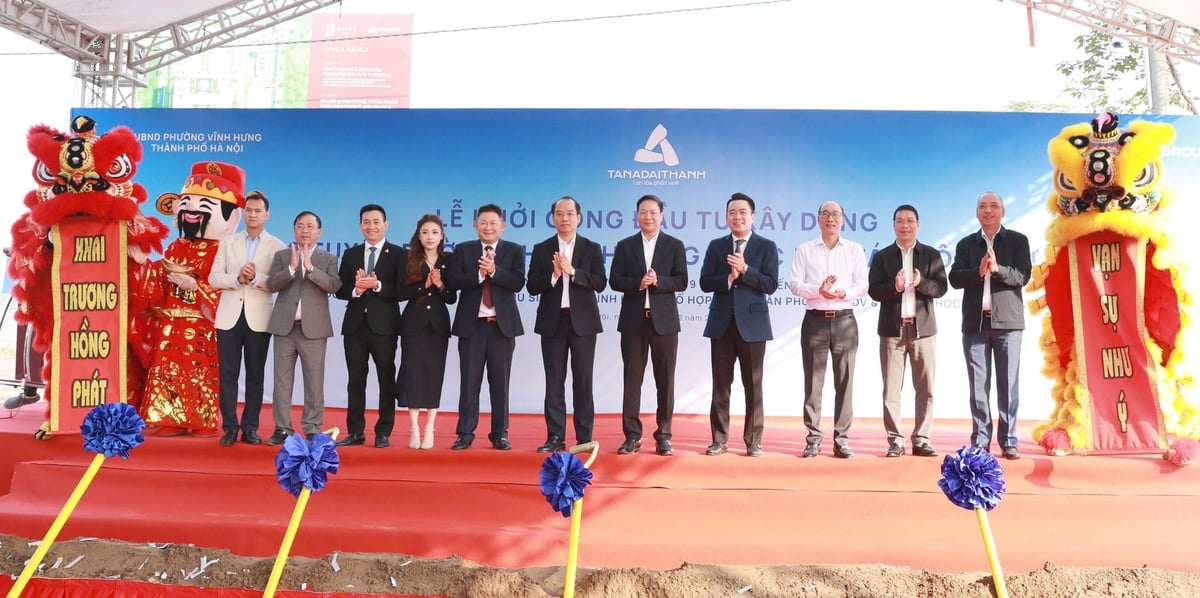 Khoảnh khắc rộn ràng chúc mừng cho thành công của buổi Lễ. Ảnh: TAĐT.