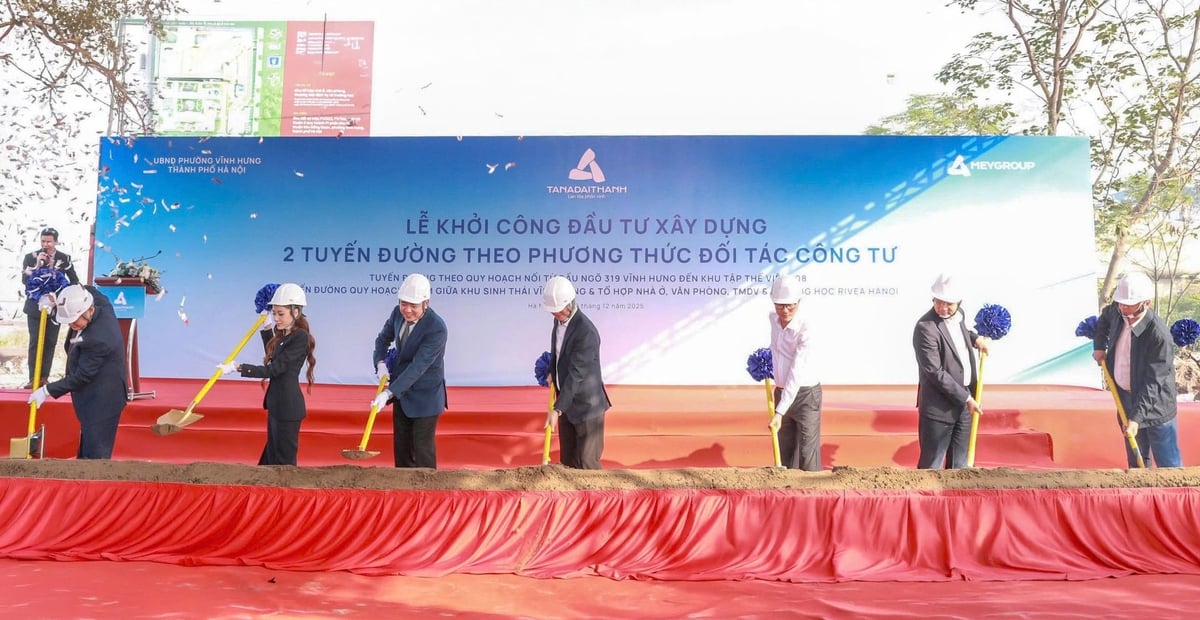 Các đại biểu cùng thực hiện nghi thức khởi công. Ảnh: TAĐT. 
